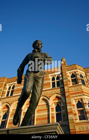 Statue von William Webb Ellis außerhalb der Rugby-Schule in Warwickshire. Stockfoto