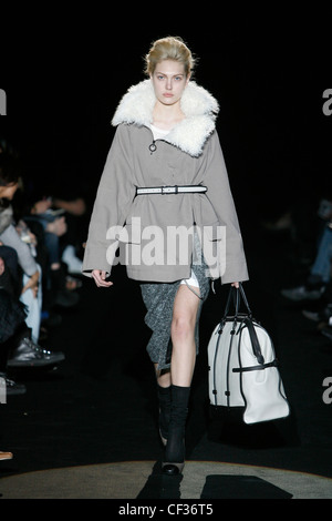 Eisberg Mailand bereit zu tragen Herbst Winter grau Jacke weißes Fellkragen und Gürtel, grau Rock Oberschenkel Split, schwarze Socken, schwarze und Stockfoto