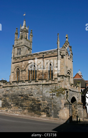 Ein alte religiöse Kapelle und eine Schule für Mädchen im Eastgate in Warwick. Stockfoto