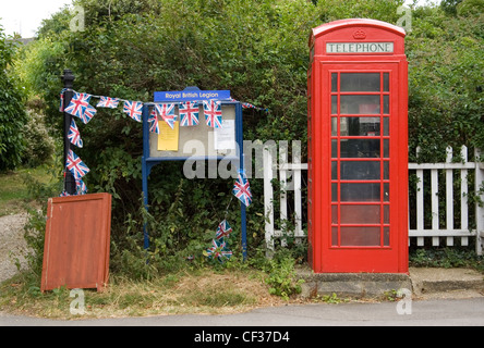 Rote Telefonzelle außerhalb der Royal British Legion-Halle am großen Waltham. Stockfoto