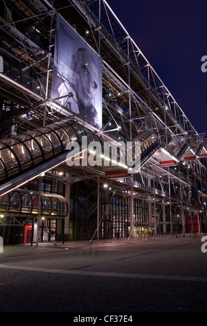 Beaubourg. Das Centre Pompidou in Paris, in der Dämmerung. Diese riesigen, modernen Glas- und Stahlbau ist ein Wahrzeichen Paris geworden. Frankreich. Stockfoto