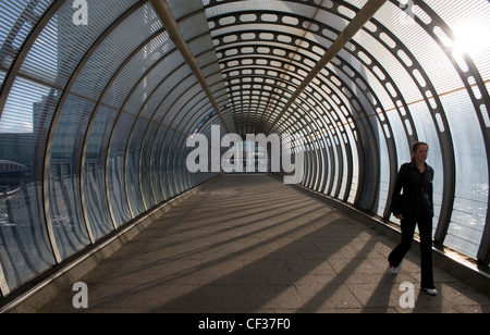 Überdachte Brücke Gehweg, in der Nähe von Pappel DLR Station. Stockfoto