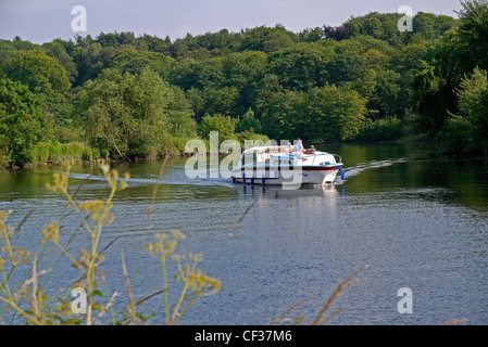 Fahren entlang des Flusses Yare, auf den Norfolk Broads. Stockfoto