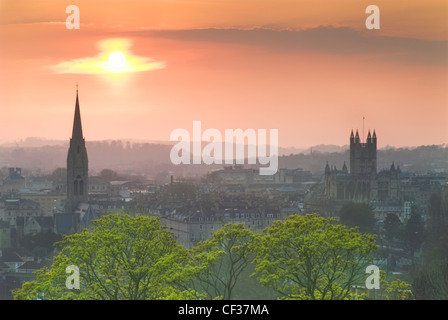 Blick auf Bad bei Sonnenuntergang vom Brassknocker Hügel, Somerset, England. Stockfoto