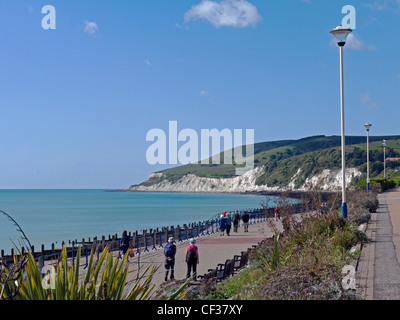 Menschen Flanieren entlang der westlichen Promenade in Eastbourne mit Blick auf den South Downs. Stockfoto