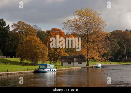 Boote auf dem Fluss Bure am Coltishall in den Norfolk Broads im Herbst festgemacht. Stockfoto