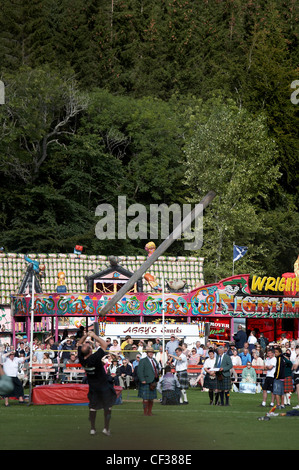 Ein Konkurrent der Caber werfen, während die Lonach Highland Games. Stockfoto
