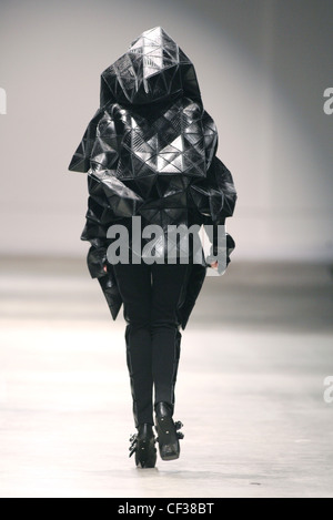 Gareth Pugh London bereit zu tragen Herbst Winter schwarz Lederjacke strukturierte Leder-Panels, schwarze Hose, Schuhe Schnallen Stockfoto