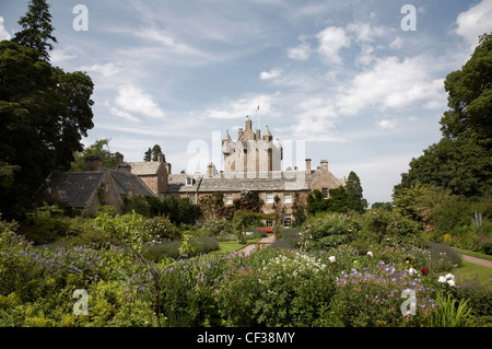 Ein Blick in Richtung Cawdor Castle und Gärten in der Nähe von Inverness. Stockfoto