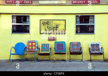 Das Äußere von 'The Joint', einem beliebten Grillrestaurant im Wohnviertel Bywater, in New Orleans, Louisiana, USA. Stockfoto