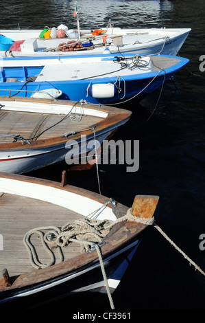 Die Bögen von vier kleinen hölzernen Fischerbooten dockten in der Marina in der Stadt Rinella auf der Insel Salina, Äolischen Inseln, Sizilien, Italien. Stockfoto
