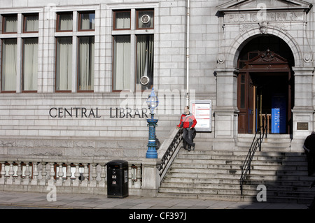 Der Eingang und die Fassade der Zentralbibliothek in Aberdeen. Stockfoto