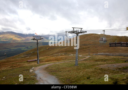 Ein Blick vom Aonach Mor einer Seilbahn und Nevis Range im Hintergrund. Stockfoto