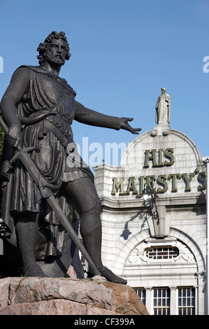 Die Wallace-Statue außerhalb seines Majestys Theater in Aberdeen. Stockfoto