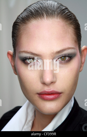 Modell mit silberne und graue Lidschatten auf dem Auge Deckel und Holzkohle Lidschatten unter dem Auge und weiche rosa Lippen Stockfoto