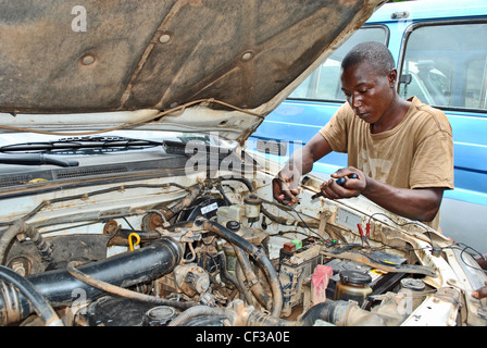 Ein junger Mechaniker arbeitet an einem Automotor in Bo, Sierra Leone Stockfoto