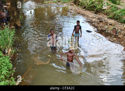 Kinder Angeln in einem Bach in Kenema, Sierra Leone Stockfoto