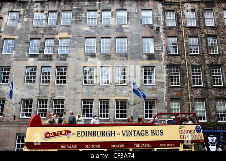 Touristen an Bord einem offenen Bus auf der Royal Mile in der Altstadt von Edinburgh. Stockfoto