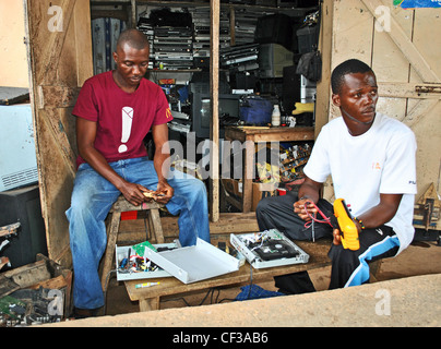 Elektriker arbeiten an defekten Elektrogeräten in Bo, Sierra Leone, Westafrika Stockfoto