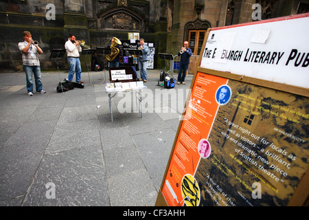 Musiker spielen in der Royal Mile in der Altstadt von Edinburgh während des Fringe-Festivals. Stockfoto