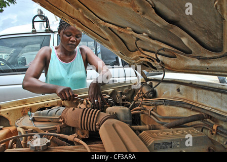 Weibliche Mechaniker arbeitet an einem Automotor in Bo, Sierra Leone Stockfoto