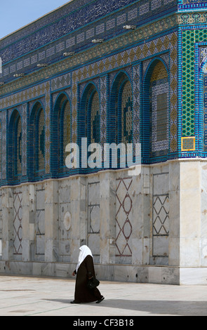 Israel, Jerusalem, Kuppel der Moschee Rock, muslimische Frau, gekleidet in traditioneller Kleidung Stockfoto