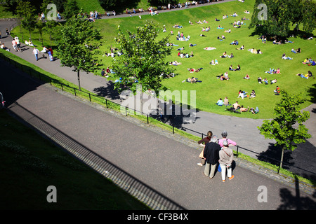 Mit Blick auf Menschen genießen die Sonne in den Princes Street Gardens. Stockfoto