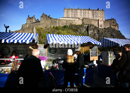 Ein Blick auf Edinburgh Castle auf dem Bauernmarkt in Schlossterrasse. Stockfoto