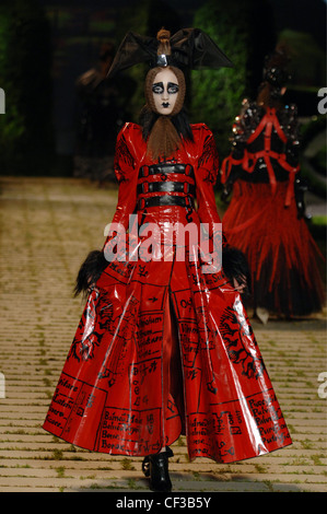 Dior Paris Haute Couture Herbst Winter Modell Asia Pulco tragen eine Flolength rote pvc Kleid Text und Sonne Grafiken drucken und Stockfoto