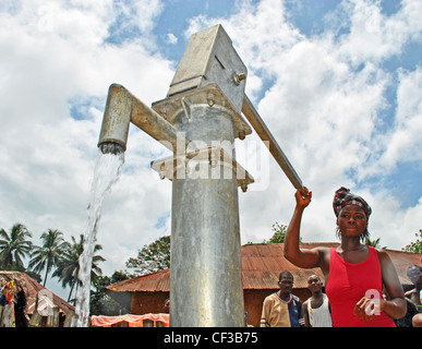 Frau Pumpen von Wasser aus einem UNDP-gesponserten Brunnen in der Nähe von Kenema, Sierra Leone Stockfoto