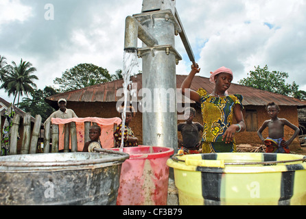 Frau Pumpen von Wasser aus einem UNDP-gesponserten Brunnen in der Nähe von Kenema, Sierra Leone Stockfoto