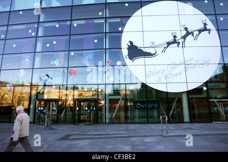 Die Glasfassade von der Omni-Entertainment-Komplex zu Weihnachten in Leith Walk. Stockfoto