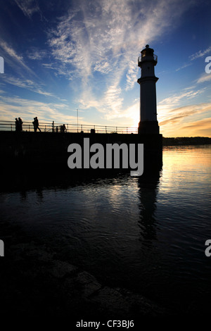 Ein Blick auf den Leuchtturm bei Sonnenuntergang am Hafen von Leith in Edinburgh. Stockfoto