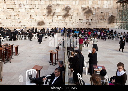 Israel, Jerusalem, die Klagemauer, die die Mauer zeigt, die Männer von Frauen trennt, die beten Stockfoto