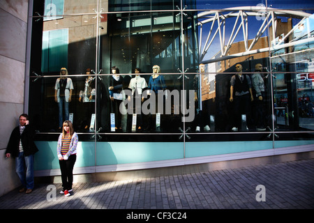 Schaufensterpuppen auf dem Display in einem Schaufenster im Zentrum von Birmingham. Stockfoto