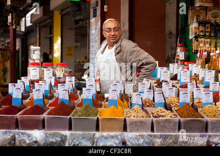 Israel, Tel Aviv, Carmel Markt, Spice Anbieter mit Proben von frischen Gewürzen Stockfoto