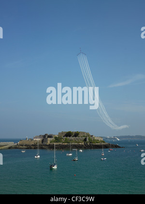 Eine Red Arrows Team fliegen in Formation über Castle Cornet in Guernsey anzeigen. Stockfoto