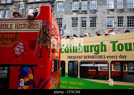 Touristen an Bord Doppeldecker-Sightseeing-Busse in der Altstadt von Edinburgh. Stockfoto