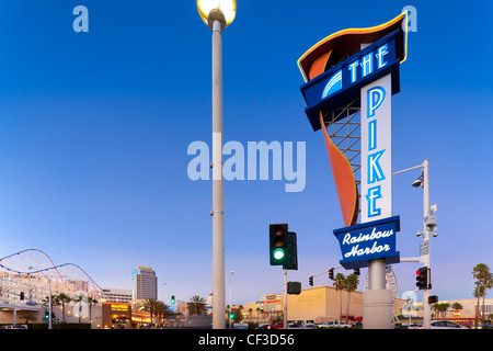Long Beach, Kalifornien, The Pike bei Rainbow Harbor Handels- und Entertainment-Komplex in der Innenstadt von Küstenlinie Umgebung in der Dämmerung. Stockfoto