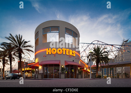 Long Beach California The Pike Hooters Restaurant. Auf Aquarium Weg in der Zander am Rainbow Harbor Vergnügungsviertel. Stockfoto
