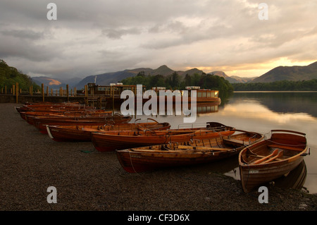 Boote vertäut am Ufer am Derwent Water. Stockfoto