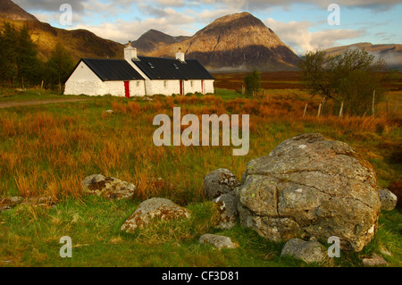 BlackRock Cottage liegt unter dem imposanten Buachaille Etive Mor in der Nähe von Glencoe. Stockfoto