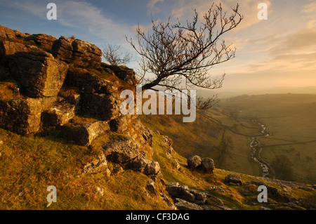 Ein Blick aus dem Kalkstein Pflaster auf Malham Cove übernommen. Stockfoto