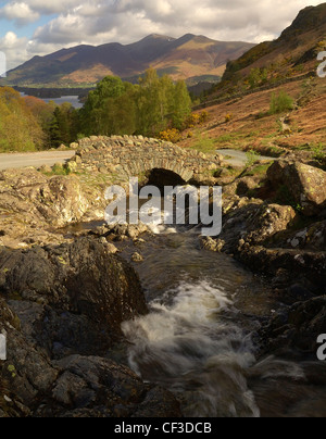 Ashness Brücke mit Blick auf die Gipfel von Skiddaw in der Ferne. Stockfoto