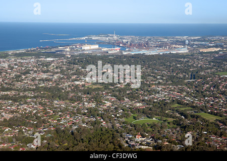 Blick hinunter auf Wollongong Stadt und Vororte Stockfoto