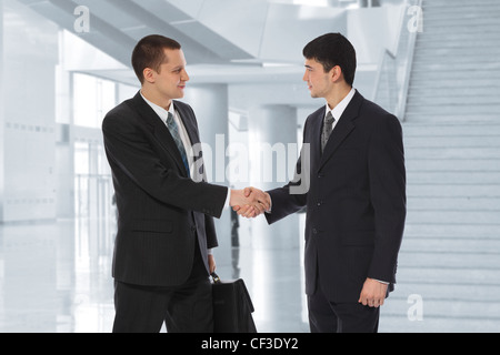 Zwei junge Unternehmer begrüßen im Business Center collage Stockfoto