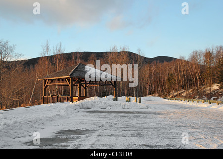 Eine malerische Rast im Winter auf dem Kancamagus Highway in New Hampshire White Mountain National Forest Stockfoto