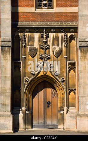 Alte verzierte Holztür am Queens College in Cambridge. Queens' College ist nach des Finale mit dem Apostroph geschrieben "weil Stockfoto