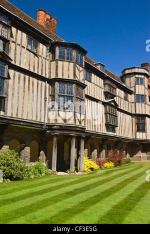 Die lange Galerie im Kreuzgang Gericht Queens College in Cambridge. Queens' College ist nach des Finale mit dem Apostroph geschrieben " Stockfoto