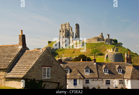 Ein Blick über die Dächer der Corfe Dorf in Richtung Corfe Castle. Stockfoto